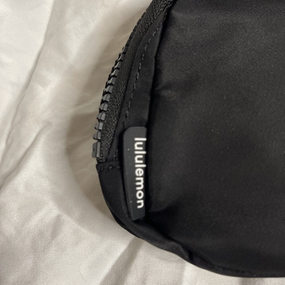 Lululemon Everywhere Unisex Black Belt Bag Crossbody Versatile Travel Fanny Pack - Picture 3 of 10